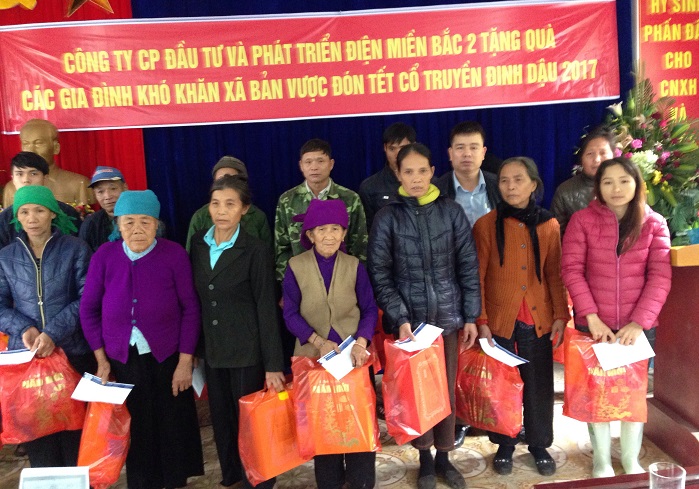 Công ty Nedi2 tặng quà Tết cho các hộ nghèo của huyện Bát Xát, tỉnh Lào Cai nhân dịp Tết Đinh Dậu năm 2017